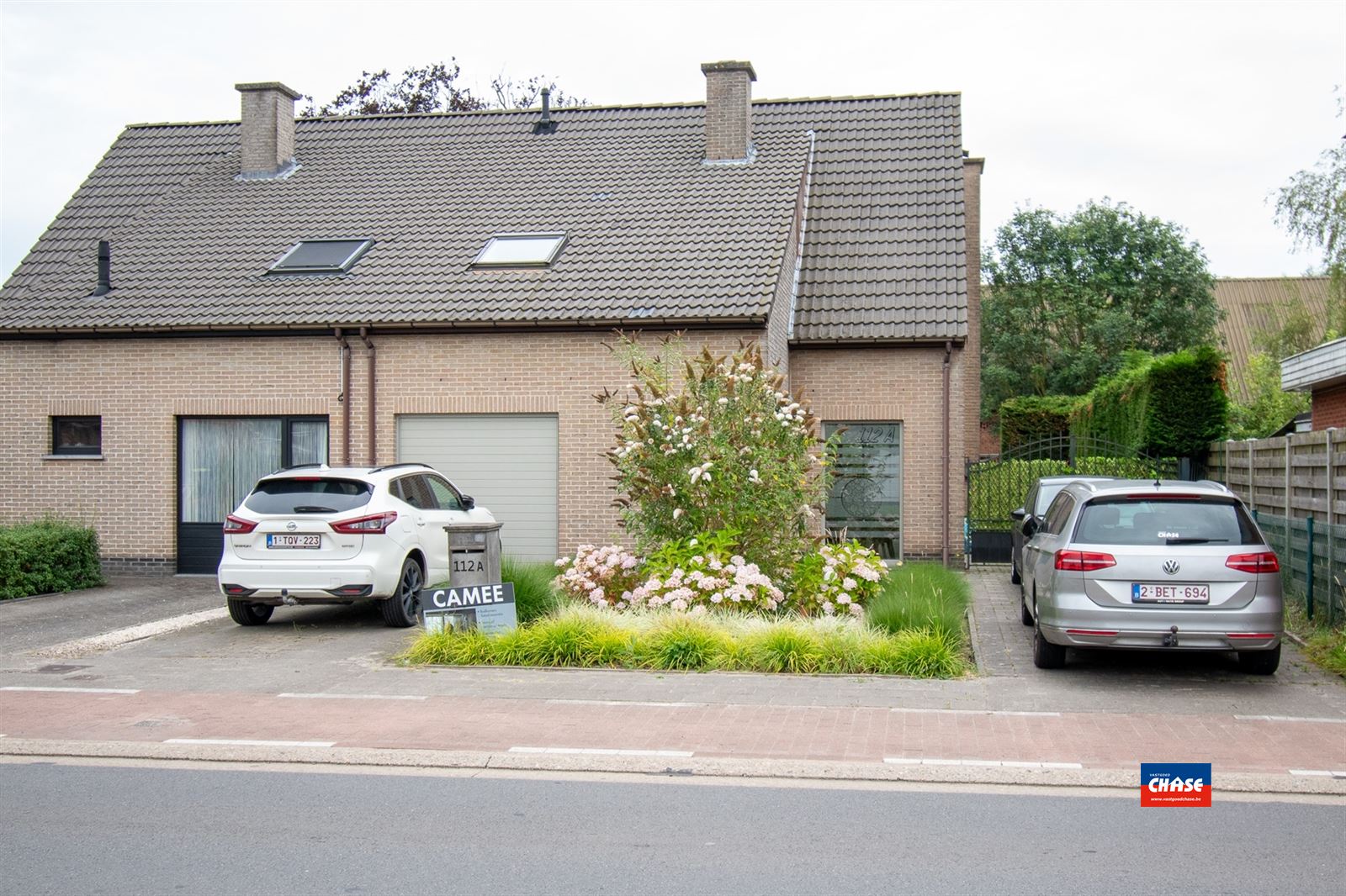 Recente, halfopen woning met drie slaapkamers, grote zonnige tuin, garage en drie opritten foto 1