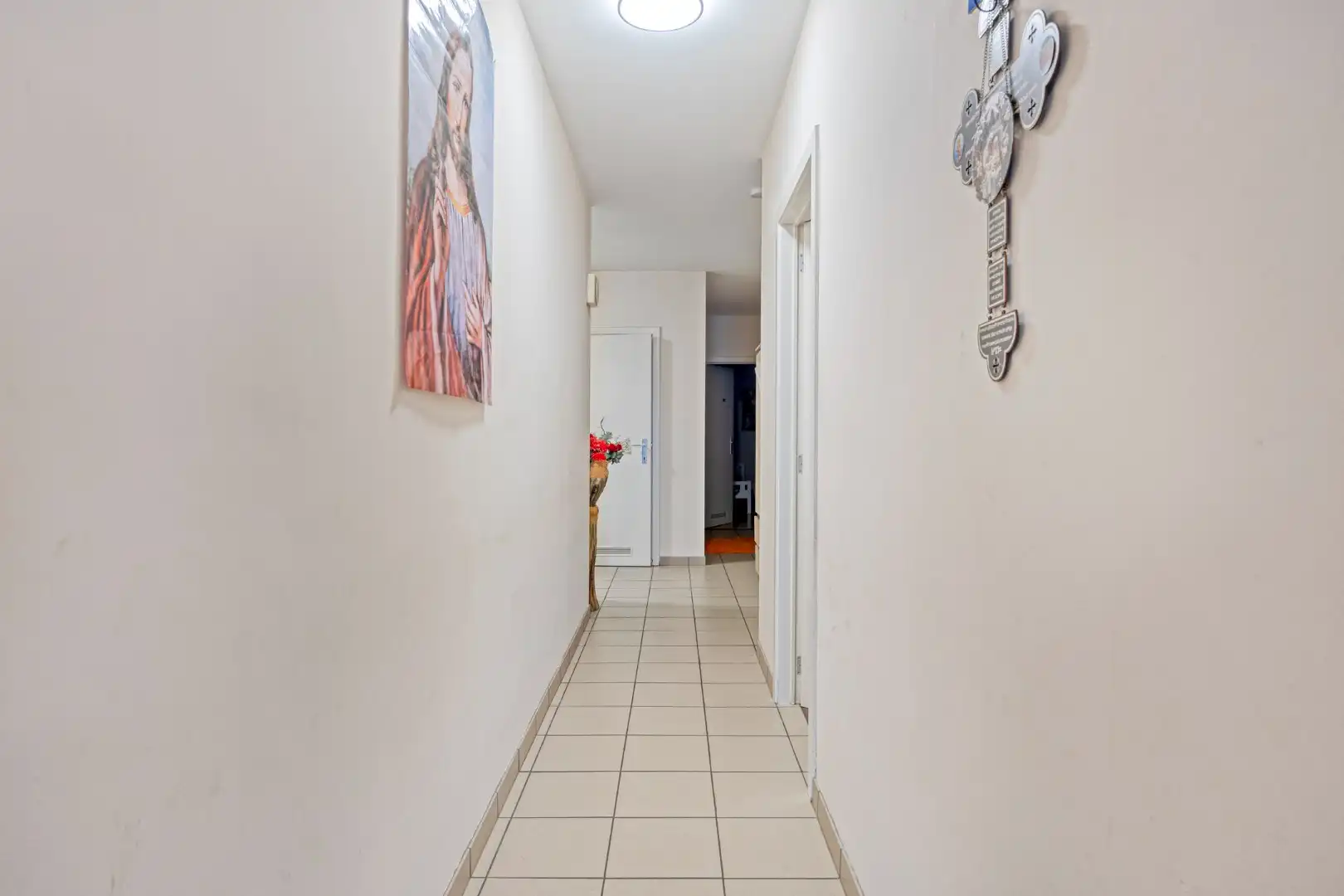 Ruim gelijkvloers appartement met 3 SLPKS, tuin en twee overdekte staanplaatsen !  foto 8