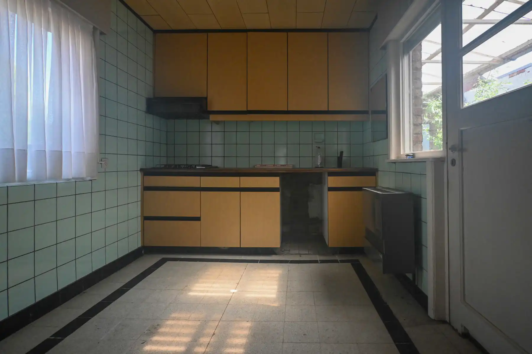 Te renoveren hoekwoning met garage te Eernegem. foto 6