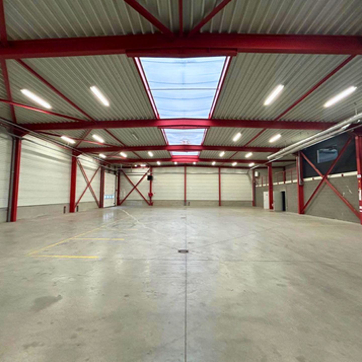 Modern alleenstaand bedrijfsgebouw te Genk foto 2