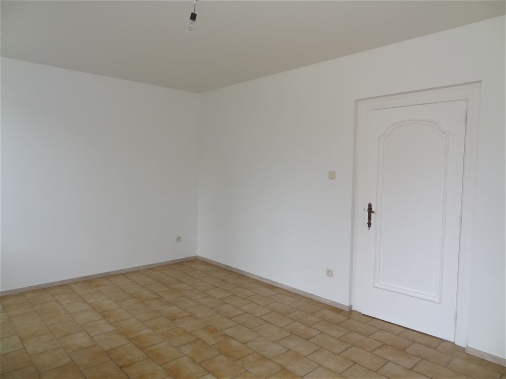 Gerenoveerde woning met 2 slaapkamers, garage en tuin. foto 3