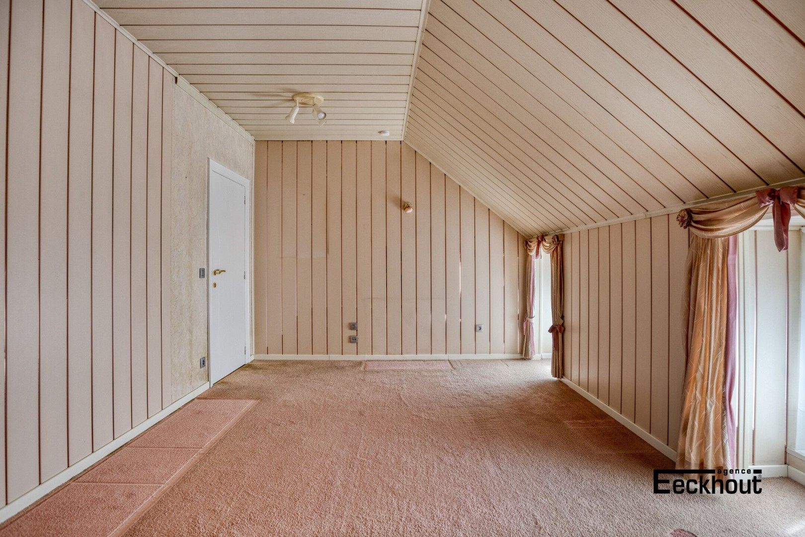 Ruime rijwoning met garage en zonnige koer op een boogscheut van het strand foto 13