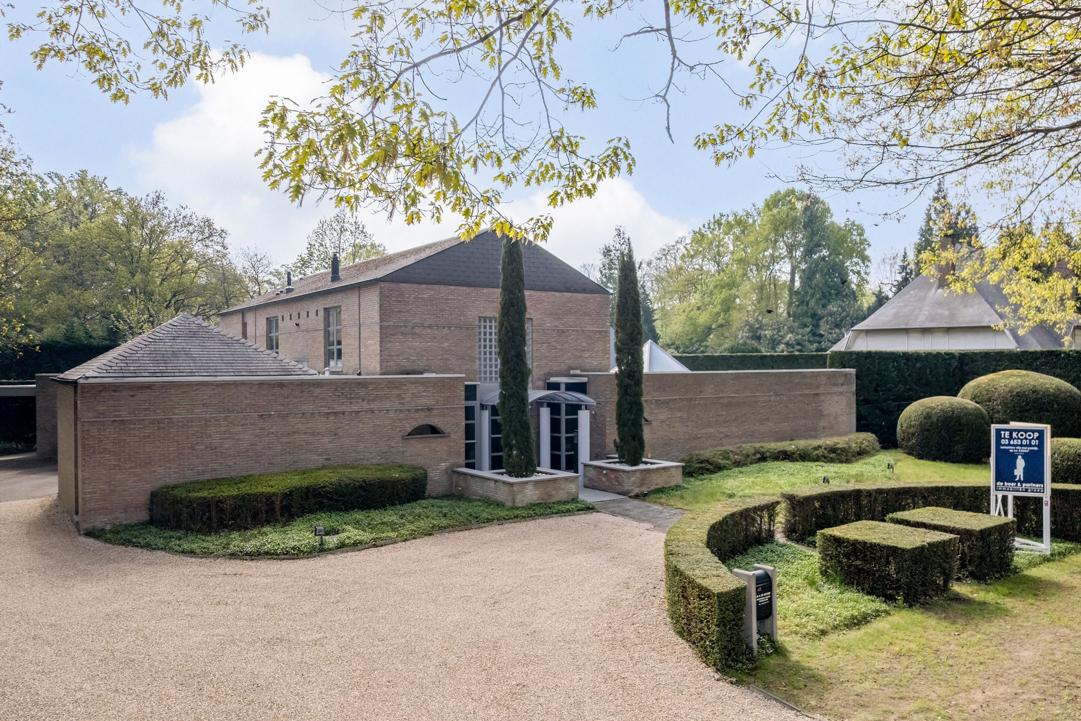 VILLA MET APARTE PRAKTIJK OF APART KANTOOR AAN HUIS (vrij beroep mogelijk!)  foto {{pictureIndex}}