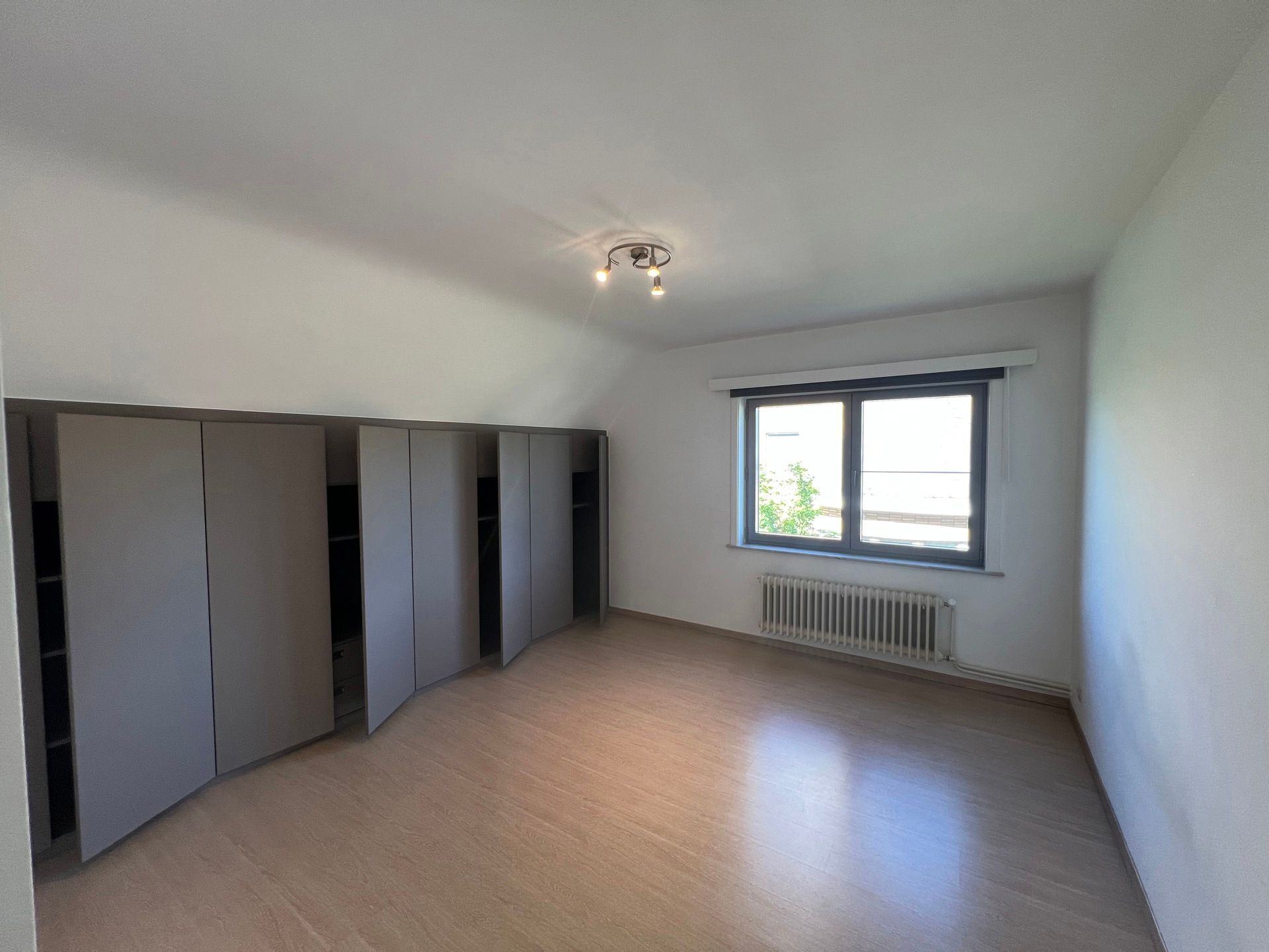 Zeer ruime woning met 4 slaapkamers nabij centrum. foto 12