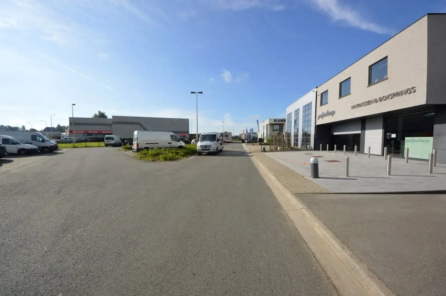 COMPLEET INSTAPKLAAR MAGAZIJN MET BUREEL 400 M2 EN PARKING foto 3