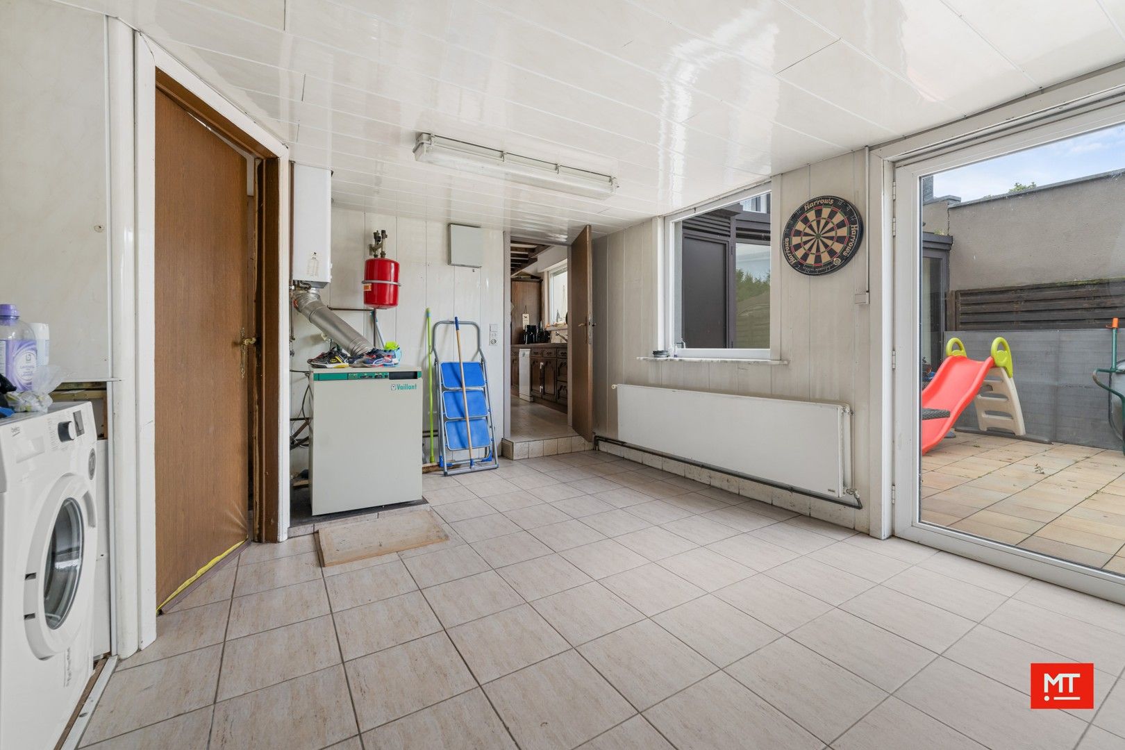 Op te frissen halfopen woning met 4 slaapkamers, tuin en garage foto 12