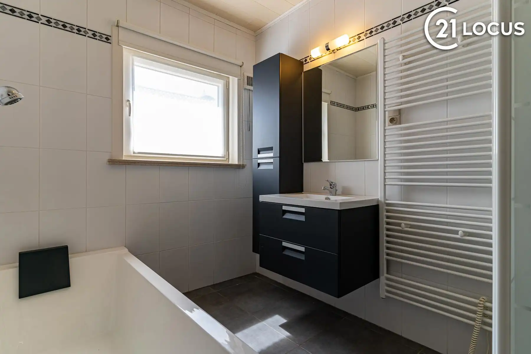 Verrassend ruime bungalow met 133 m² bergzolder foto 3
