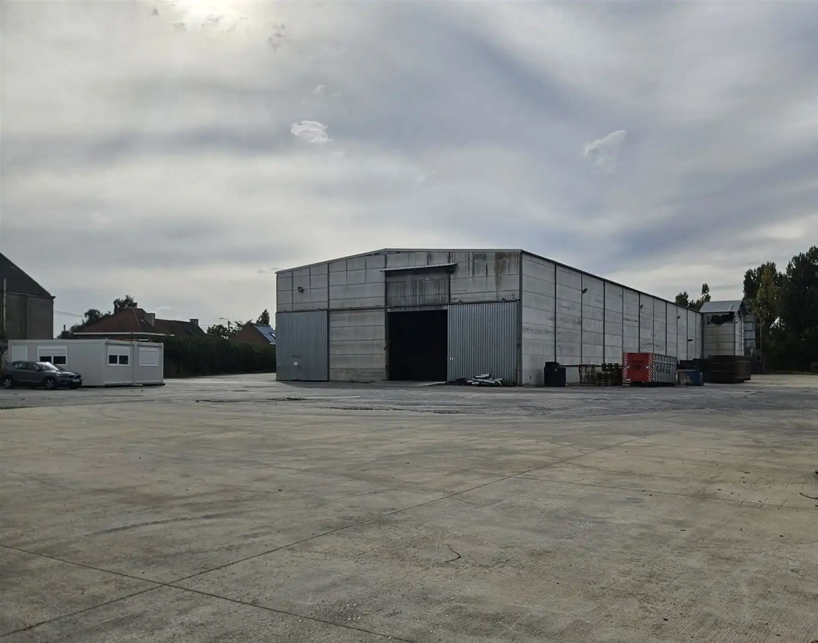 Magazijn met rolbrug en verhard terrein foto {{pictureIndex}}