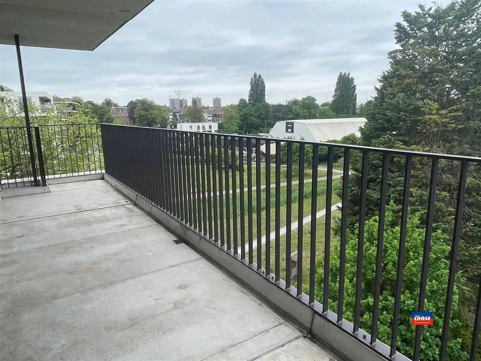 Knap nieuwbouwappartement met 2 slaapkamers, groot terras met prachtig uitzicht en ondergrondse autostaanplaats foto 5