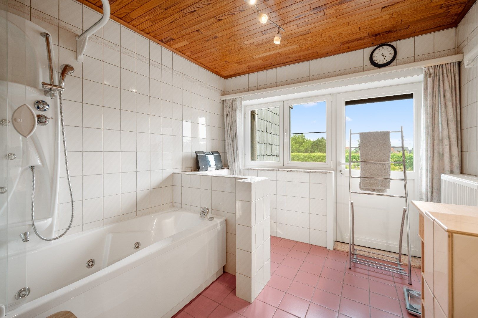 Gezinswoning met 5 slaapkamers, 2 badkamers en prachtige tuin foto 14