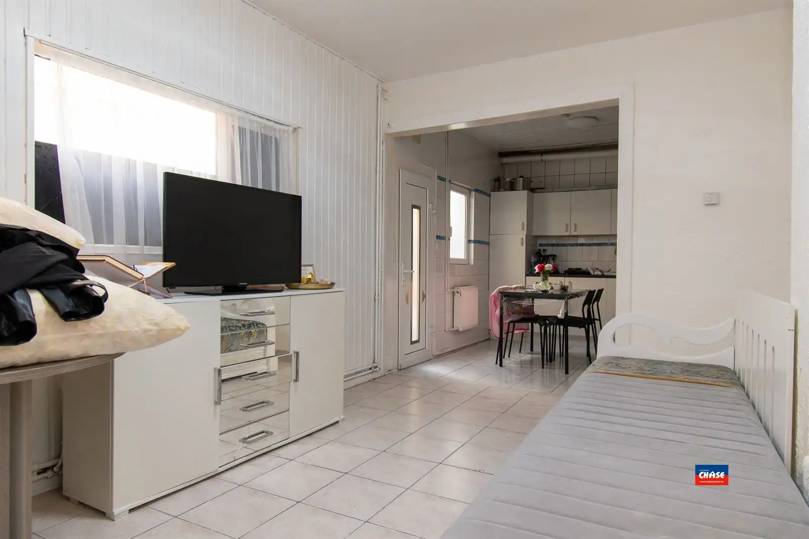 Woning met 4 slpks - opgedeeld in 3 woonunits foto {{pictureIndex}}