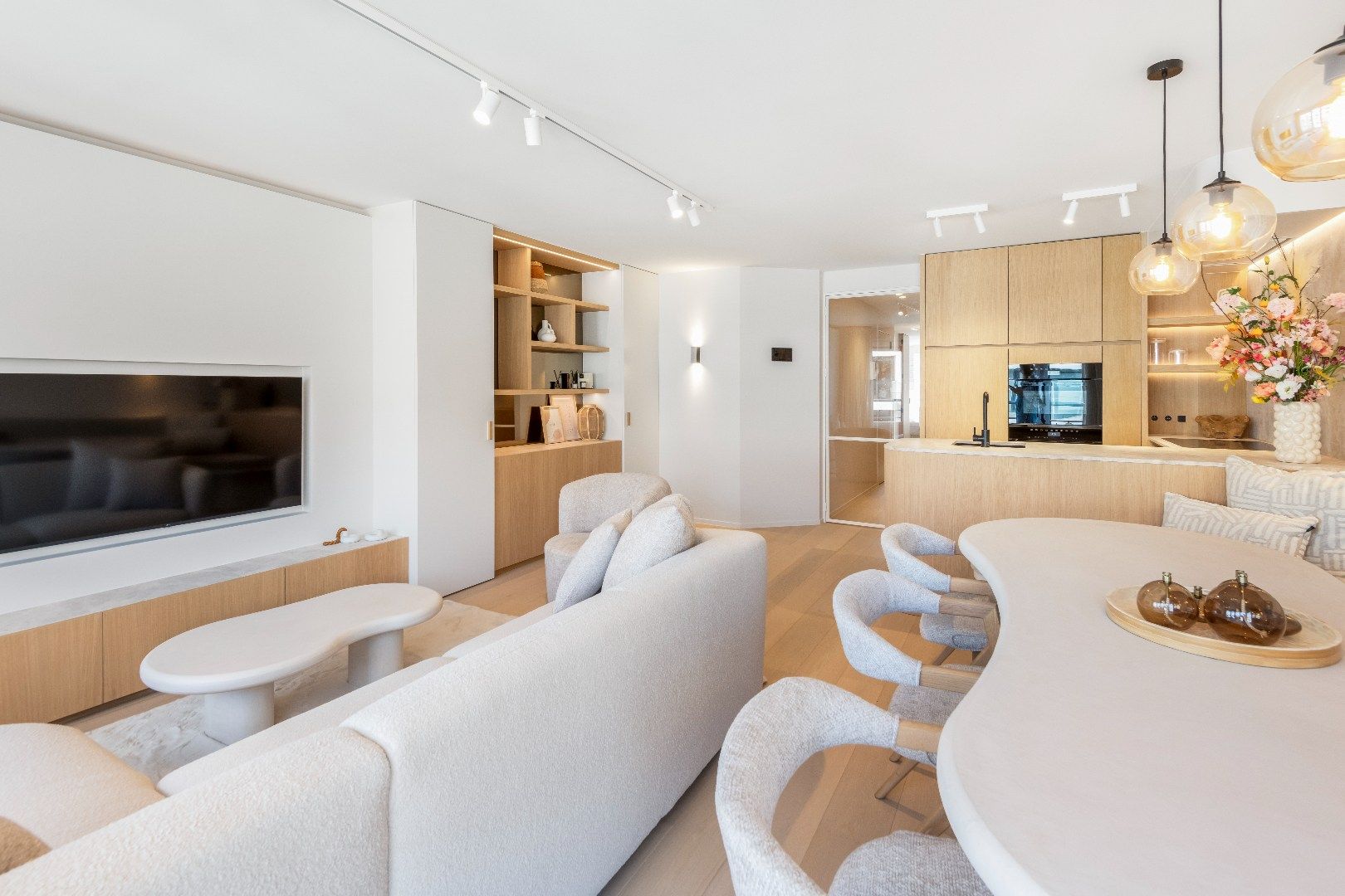 Luxueus vernieuwd appartement in het commercieel centrum op wandelafstand van de Zeedijk.   foto 3