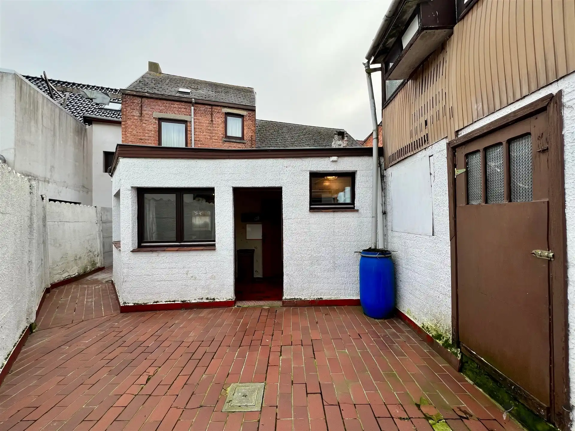 Te renoveren rijwoning met authentieke gevel foto 15