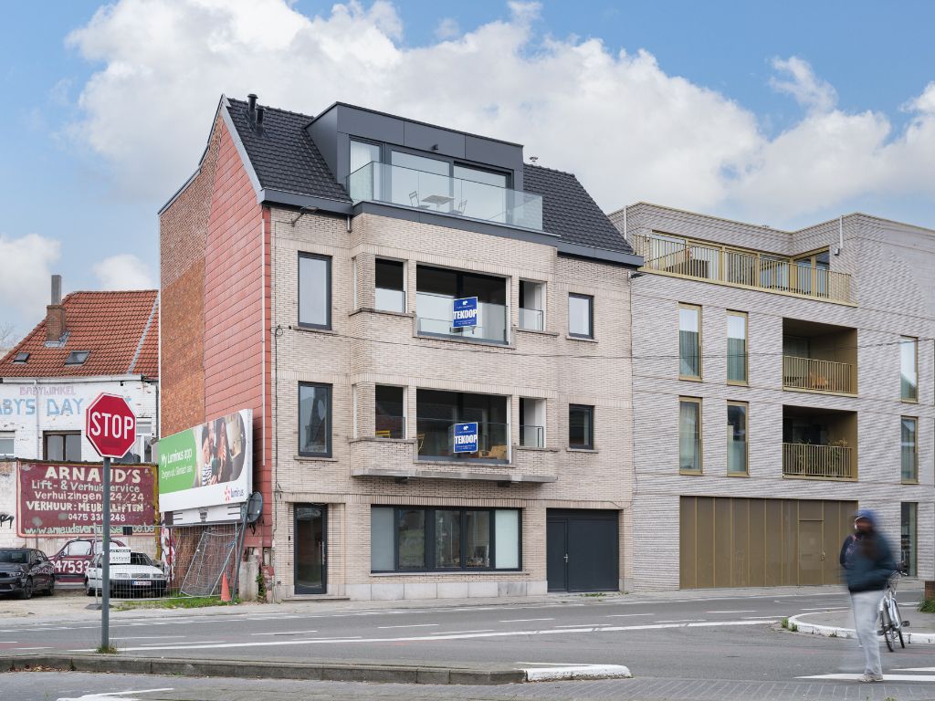 Stijlvol gerenoveerd 3 slaapkamer appartement met terras nabij Dampoort station foto 11