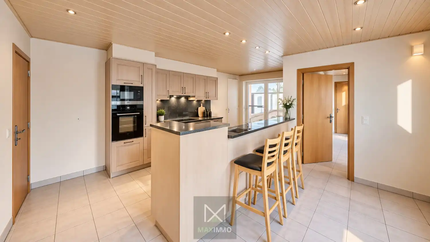 Ruime woning met dubbele garage, grote tuin en prachtig zicht op de velden foto 2