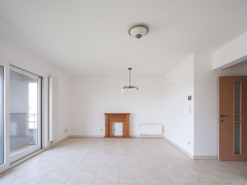 Licht op te frissen appartement met 3 slaapkamers en aangenaam terras met prachtig en open zicht over de Leie. Mogelijkheid tot aankoop autostaanplaats. foto 5