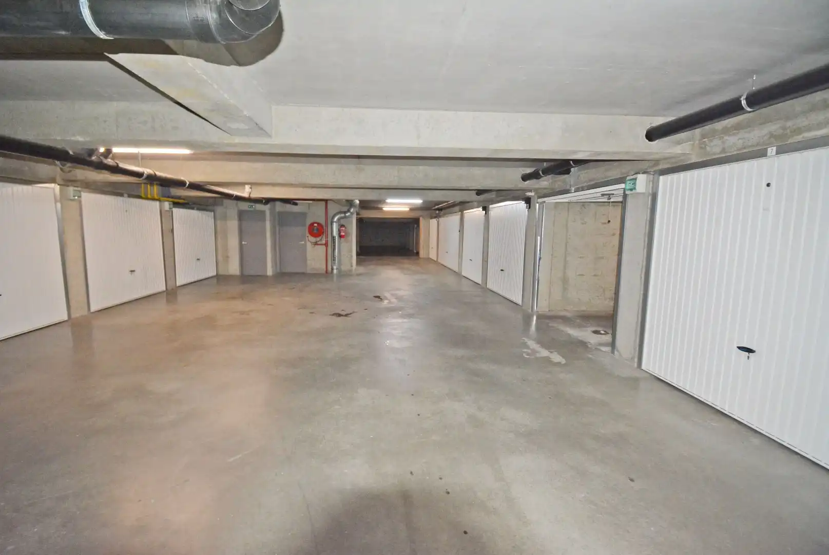 Gesloten garagebox in een zijstraat van de Lippenslaan. foto 4