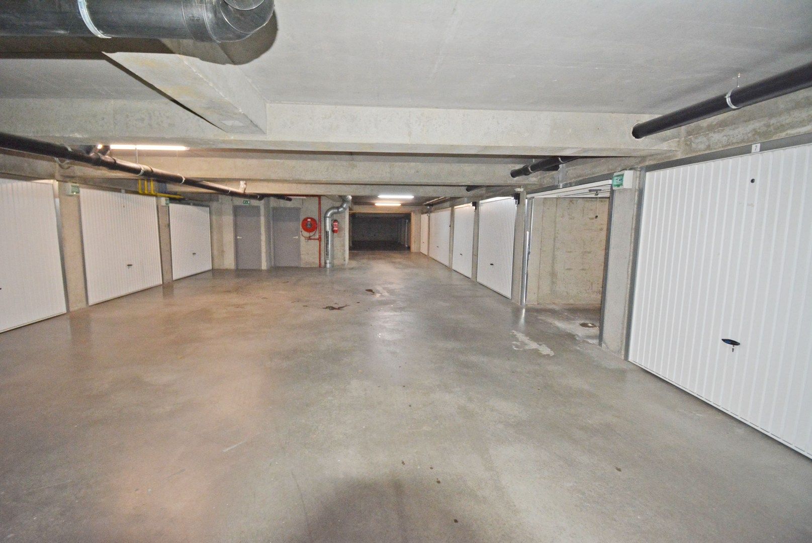 Gesloten garagebox in een zijstraat van de Lippenslaan. foto 4