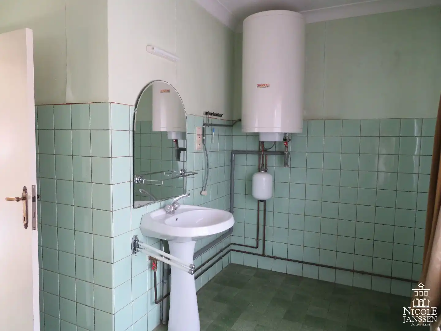 Halfvrijstaande woning met handelsruimte en 5 parkeerplaatsen foto 10