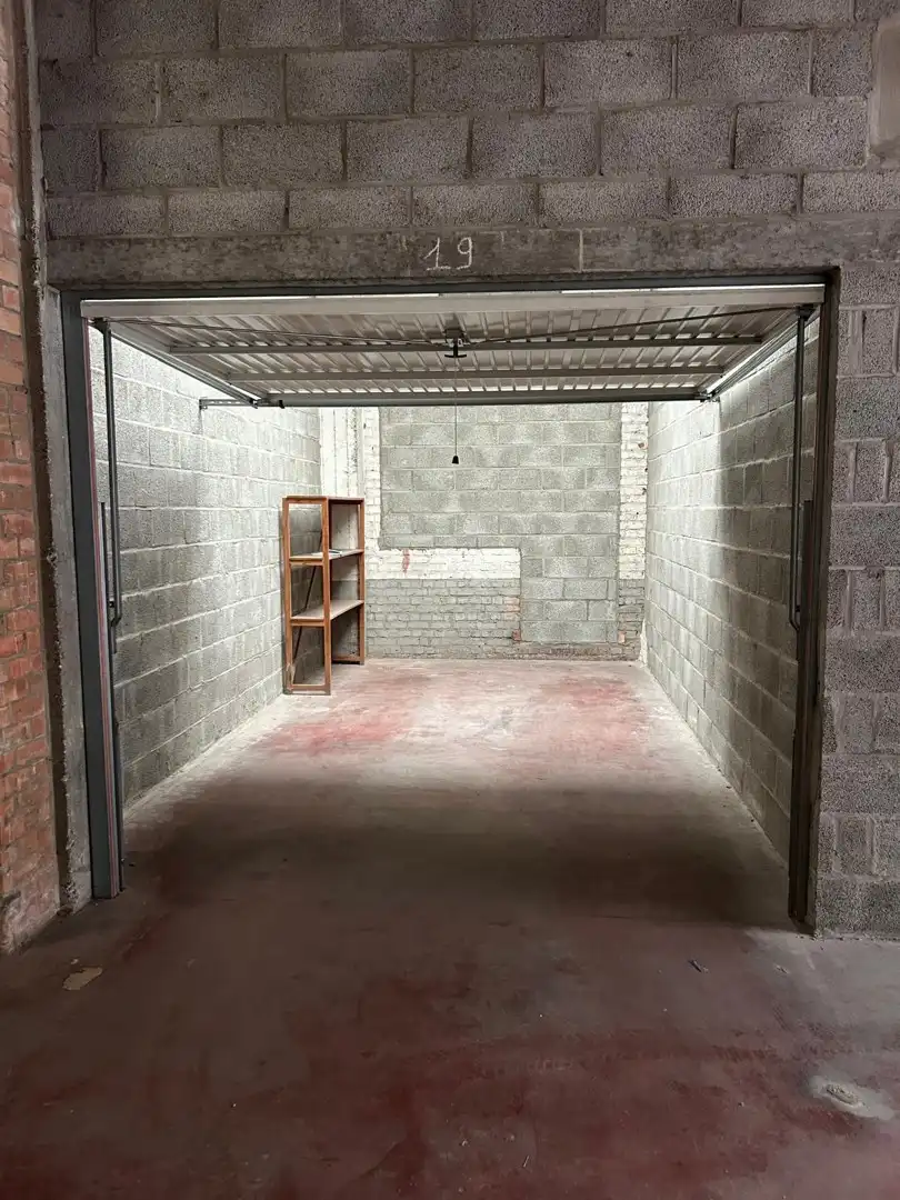 Garagebox gelijkvloers op wandelafstand van het centrum foto {{pictureIndex}}