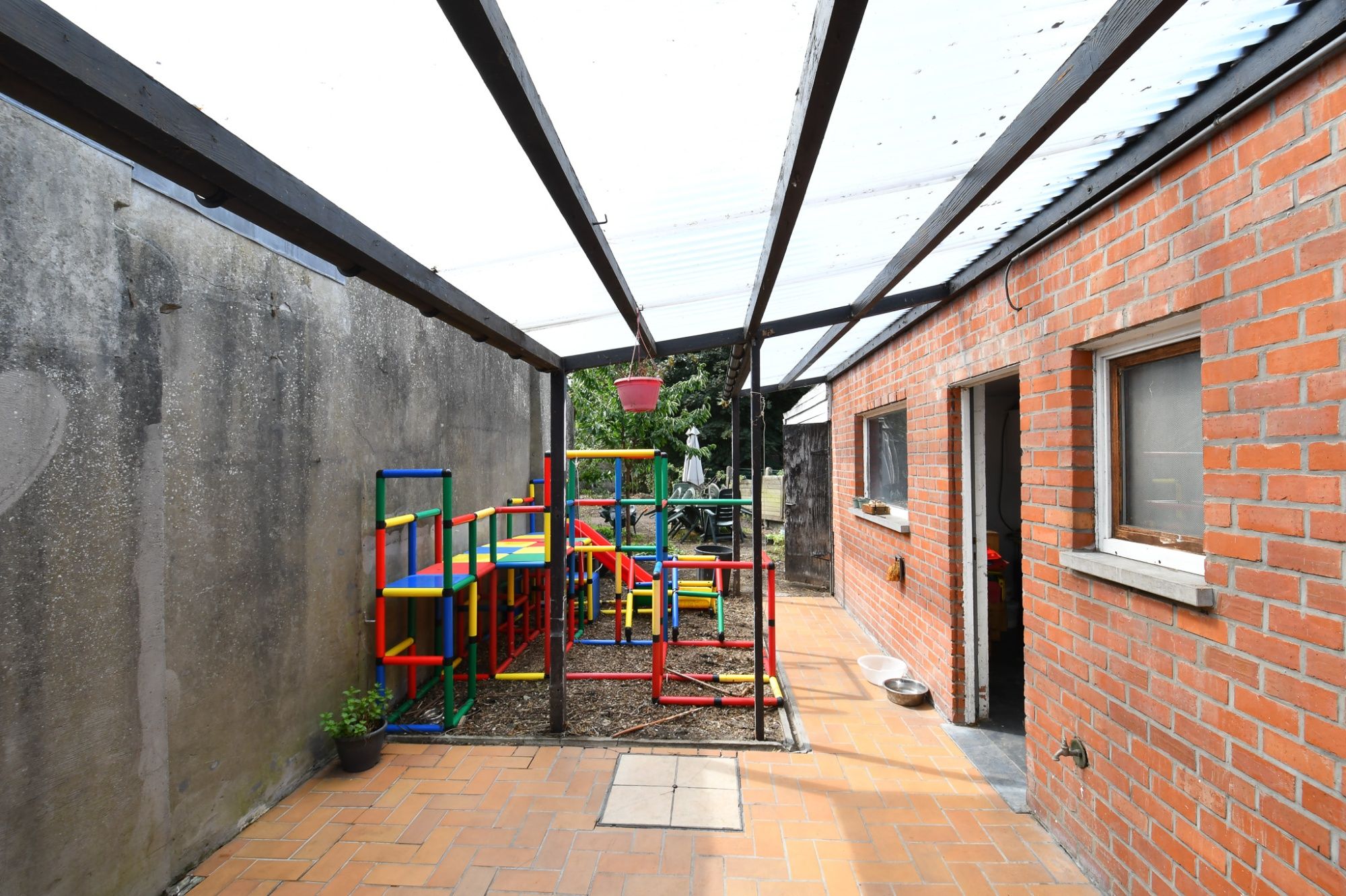 Gezinswoning met 3 slaapkamers, diepe tuin en enorm veel potentieel. foto 9