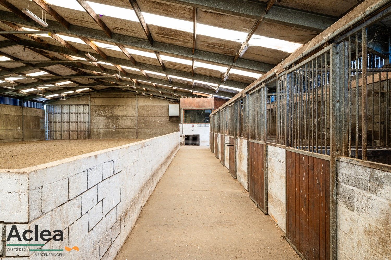 Unieke karaktervolle hoeve met manege op 12.121m² foto 18