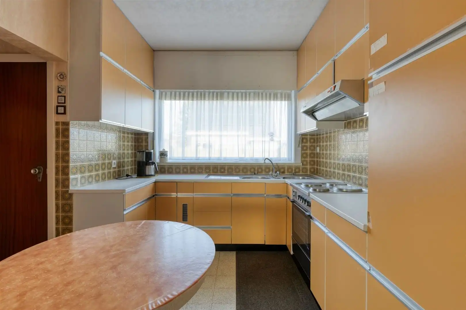 Rustig gelegen open bebouwing met grote garage en 3 slaapkamers op een perceel van 500 m². foto 9