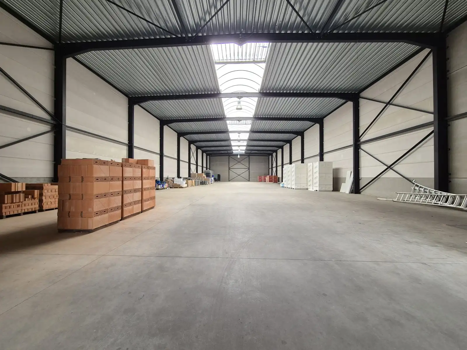 Magazijn 1030m² met  laadkade en 154m² kantoor op topligging foto 3