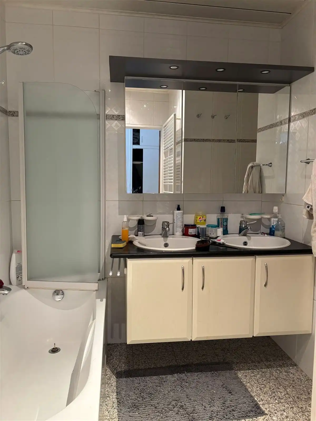 Leuk gelegen appartement met 2 slaapkamers en garage foto 11