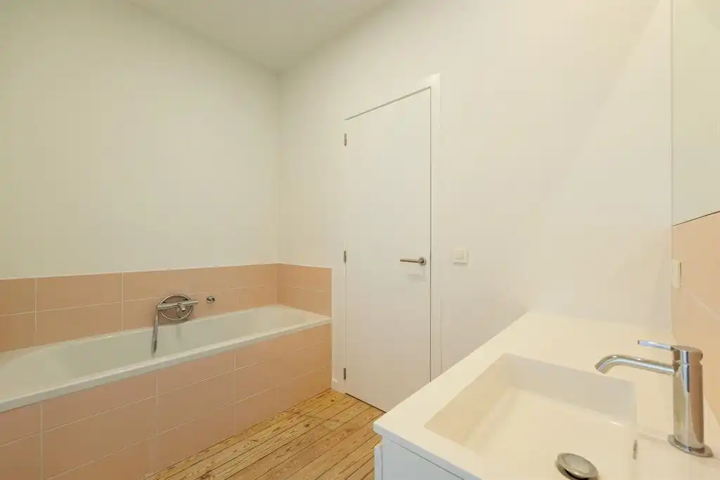 Gerenoveerd gelijkvloers appartement met zonnige tuin foto 11