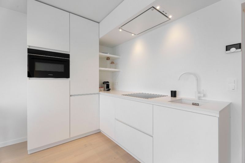 Gerenoveerd 3 slaapkamer, 2 badkamer appartement op de zeedijk in Sint-Idesbald met balkon foto 4