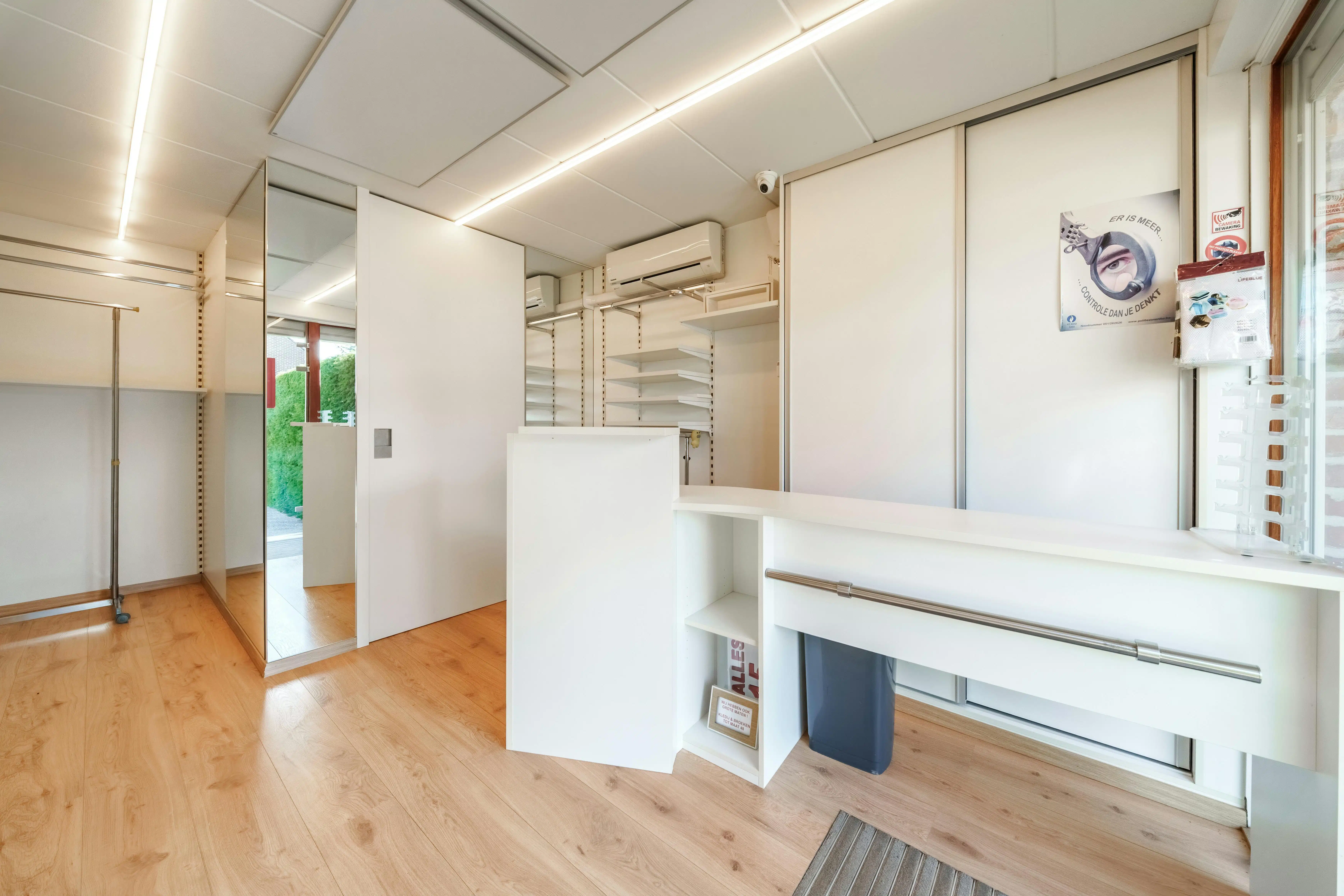 Uniek huis met bureel en zalige tuin nabij centrum Roeselare foto 11