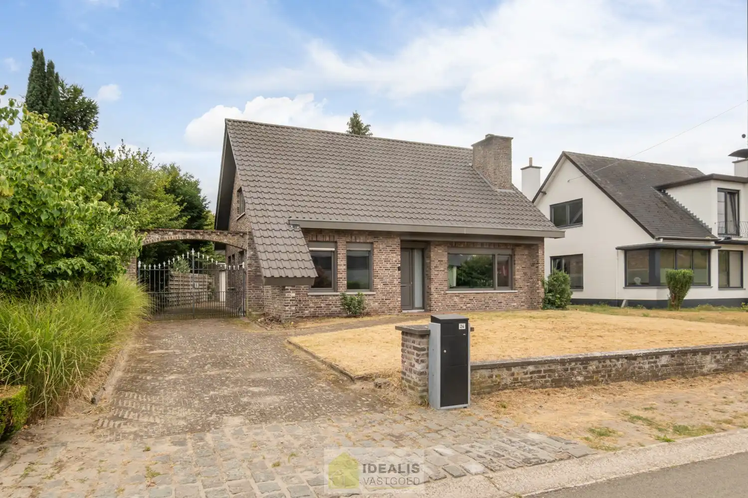 IDEALIS VASTGOED - EENGEZINSWONING MET 4 SLAAPKAMERS OP EEN AANGENAAM PERCEEL VAN 8A 71CA! foto 2