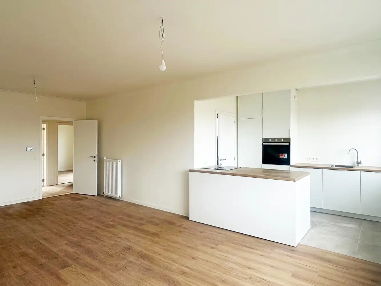 Volledig gerenoveerd 2-slaapkamer appartement in Aartselaar! foto {{pictureIndex}}