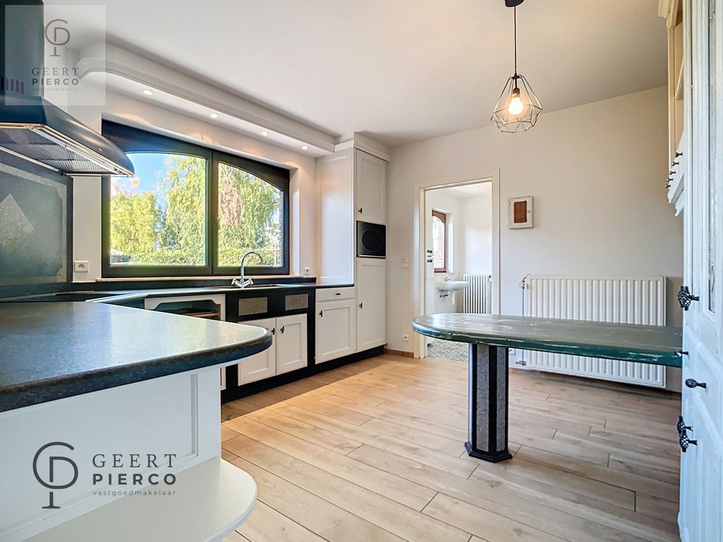 Ruime bungalow met drie slaapkamers en inpandige garage op een perceel van 10a37ca. foto 14