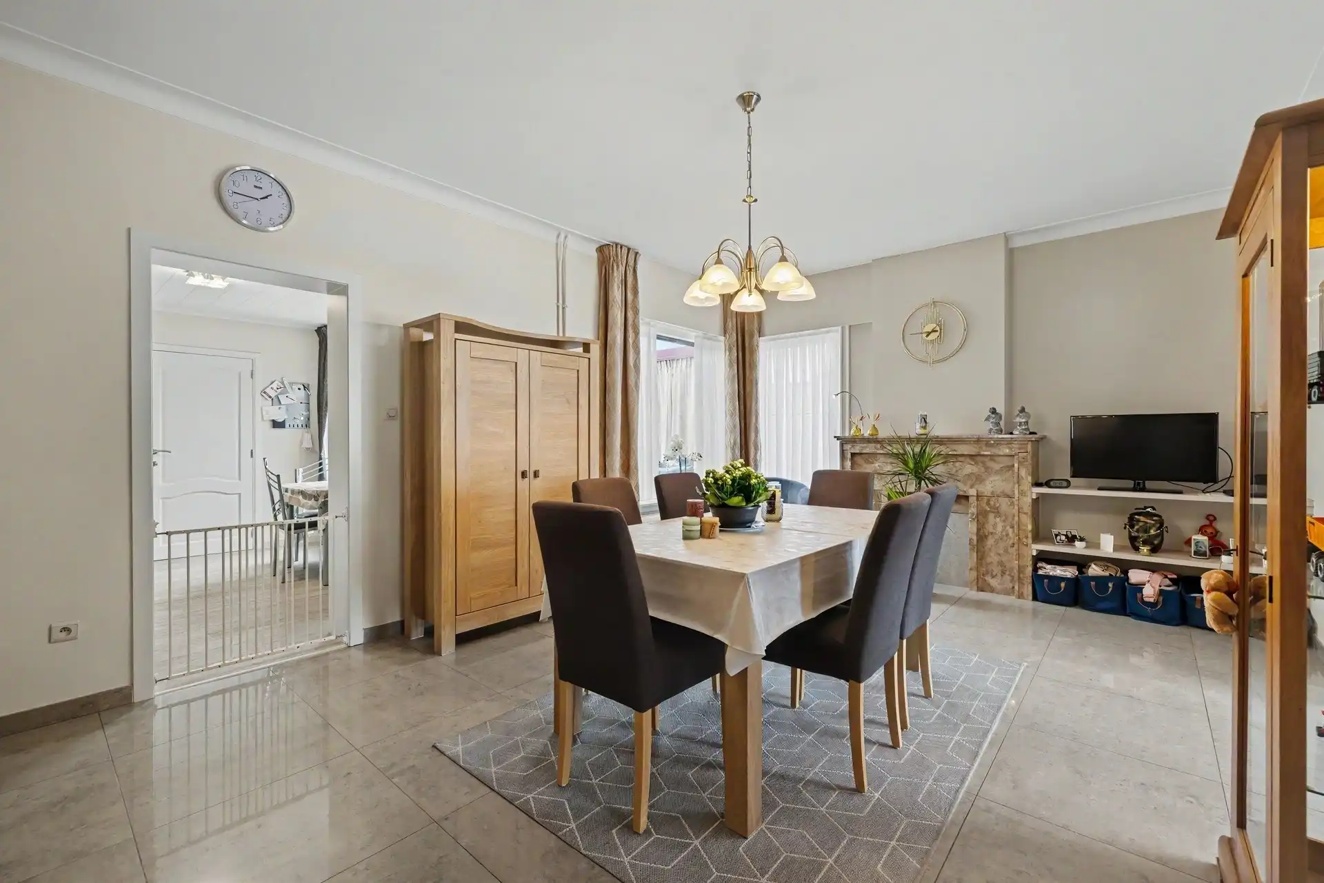 Goed gelegen halfopen bebouwing met ruime oprit, 3 slaapkamers en tuin foto 5