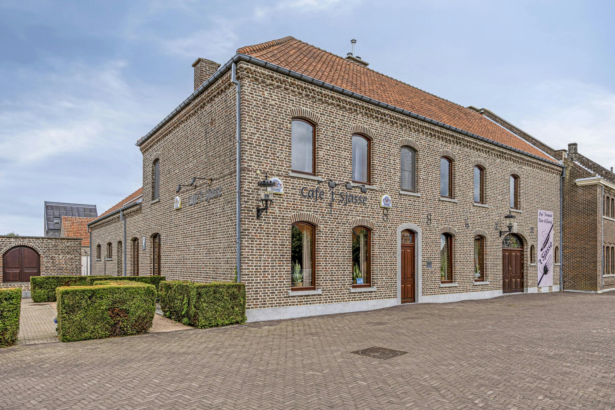 Handelshuis met café en feestzaal + bouwgrond te koop in Tongerlo  foto {{pictureIndex}}