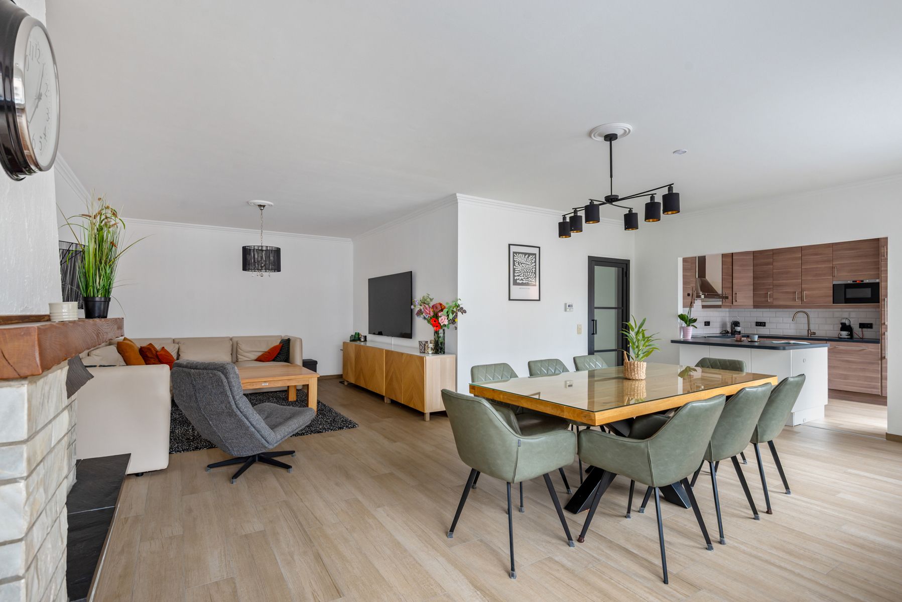 Volledig vernieuwd appartement zonder lift met ruim terras foto {{pictureIndex}}