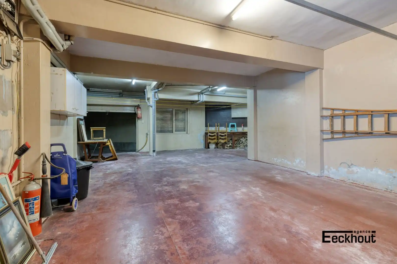 Zeer ruime woning boordevol potentieel met grote garages en mooi open zicht! foto 18