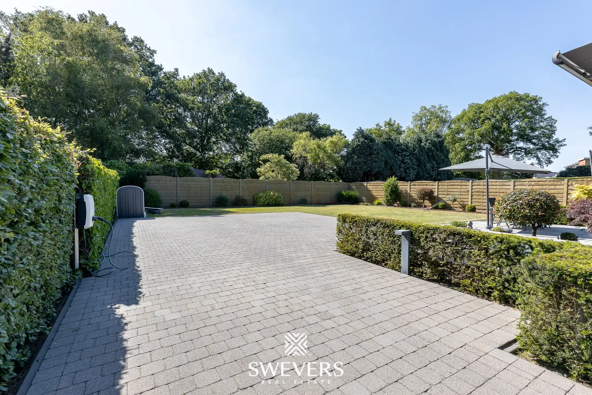 Prachtige eigentijdse bungalow met mooi aangelegde, rustige tuin foto 11