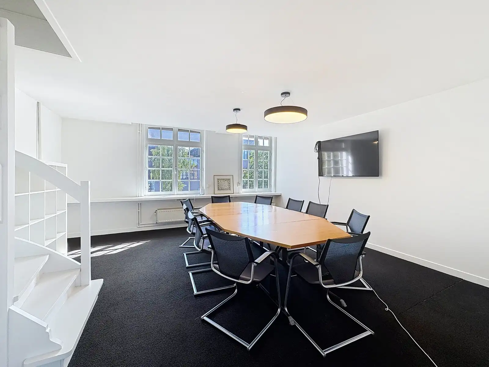 TOPLOCATIE: Lichtrijk en instapklare KANTOORGEBOUW (13 werkplaatsen) met ruime (198 P) parkeergelegenheid voor de deur! Vlakbij het station van Brugge. foto 12