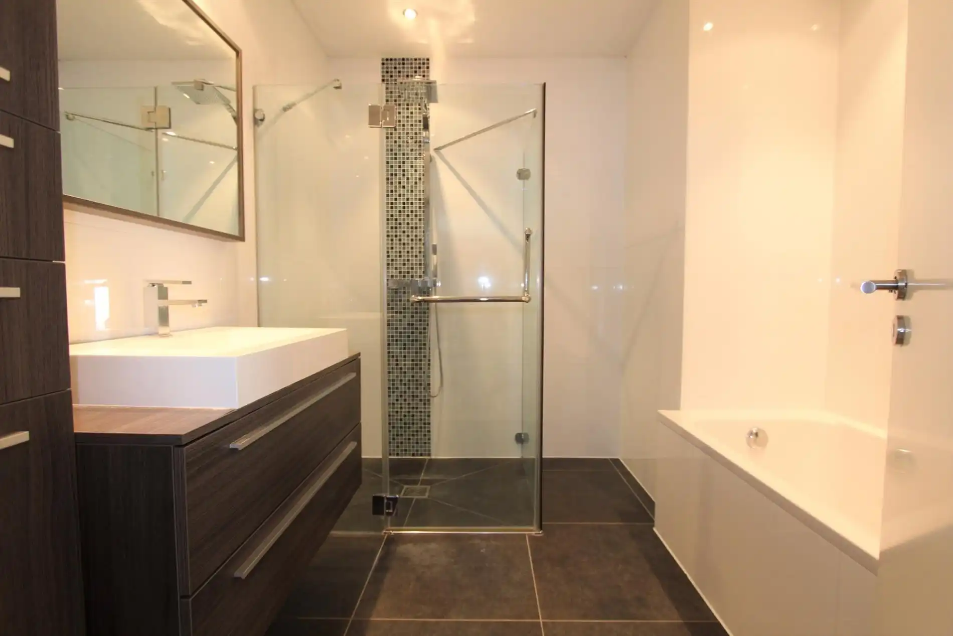 GELIJKVLOERS APPARTEMENT MET RUIM ZONNETERRAS EN GARAGE foto 10