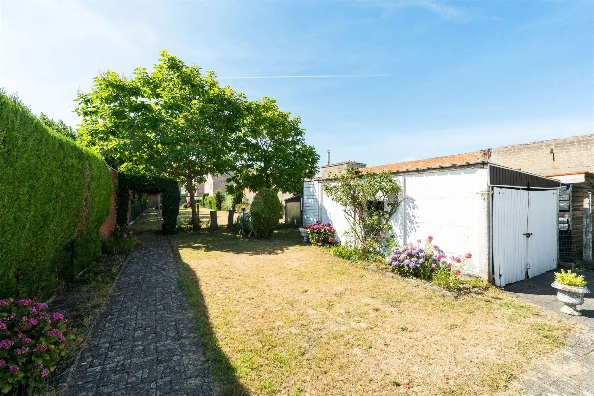 Woning met verrassend grote tuin, te renoveren foto 3