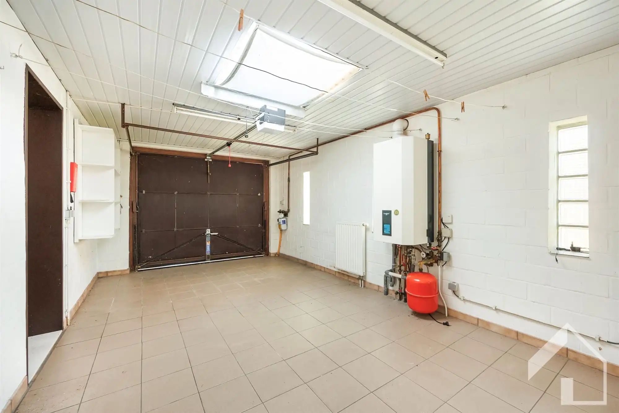 Te renoveren landhuis + achterliggend weiland foto 10