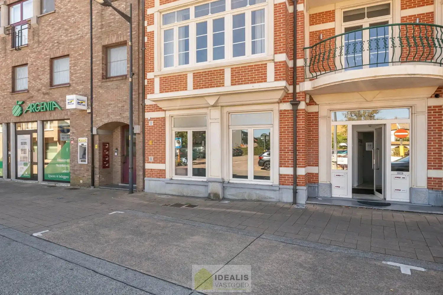 IDEALIS VASTGOED - KANTOORRUIMTE MET TAL VAN MOGELIJKHEDEN OP EEN TOPLOCATIE IN HET CENTRUM VAN PAAL (BERINGEN) IN EEN KARAKTERISTIEK PAND! Deze kantoorruimte van + - 80m² is gelegen langs de Pater Carremansstraat in het centrum van Paal, Beringen waardoor het een toplocatie is met ruime parkeergelegenheid. Gemakkelijk te bereiken te voet, per auto én openbaar vervoer en gelegen op een absolute zichtlocatie! foto 4