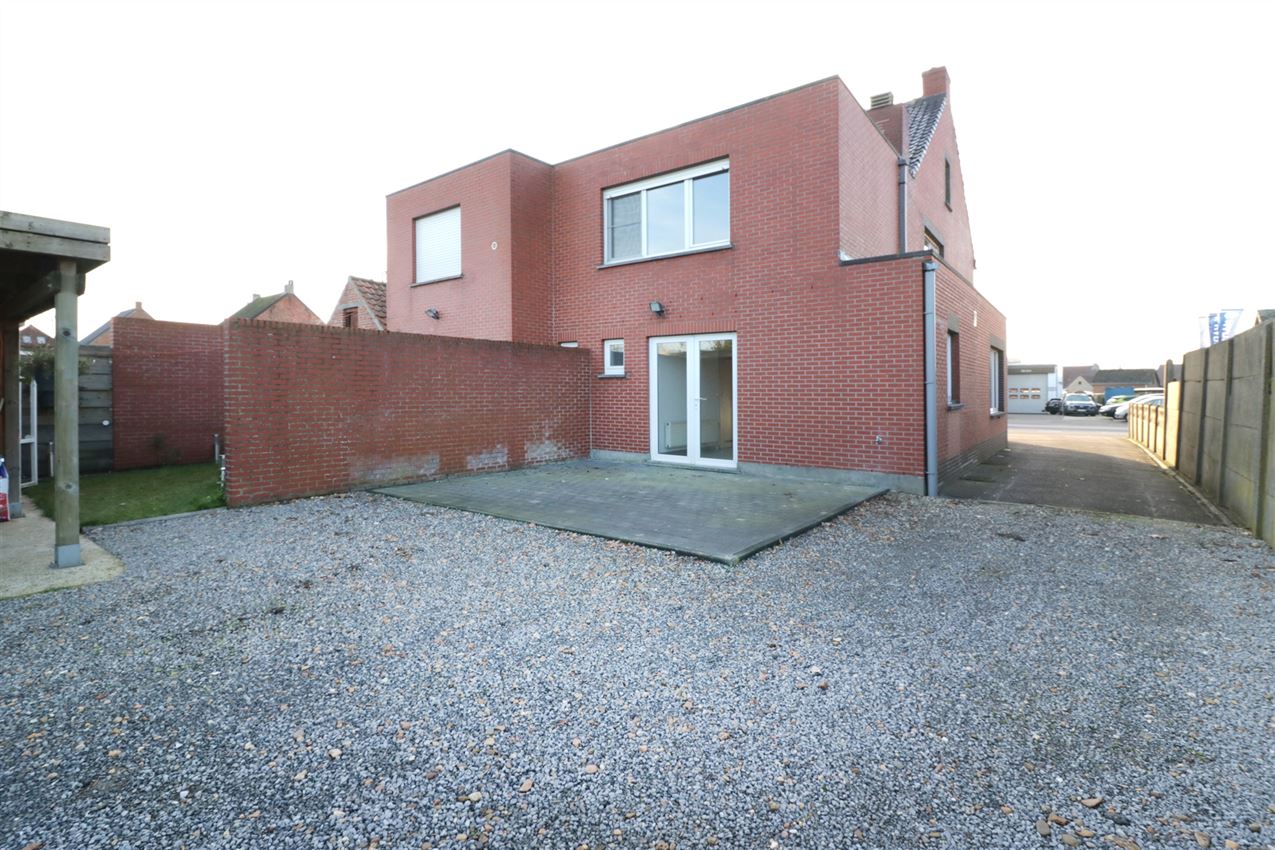 Woning met 2 slpk, terras, autostaanplaats onder de carport foto 22