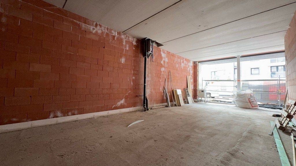 Nieuwbouw winkelruimte te koop op toplocatie in Deinze foto 2