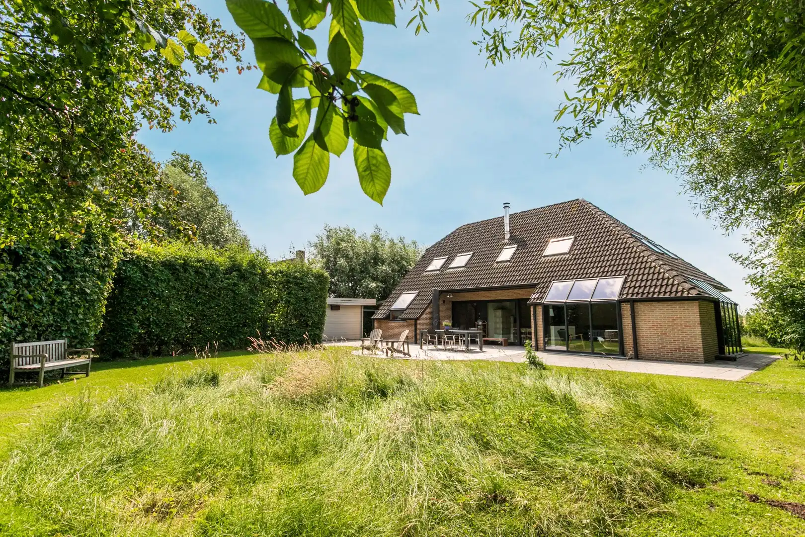 Hoofdfoto van de publicatie: Ruime woning gelegen in een groene omgeving