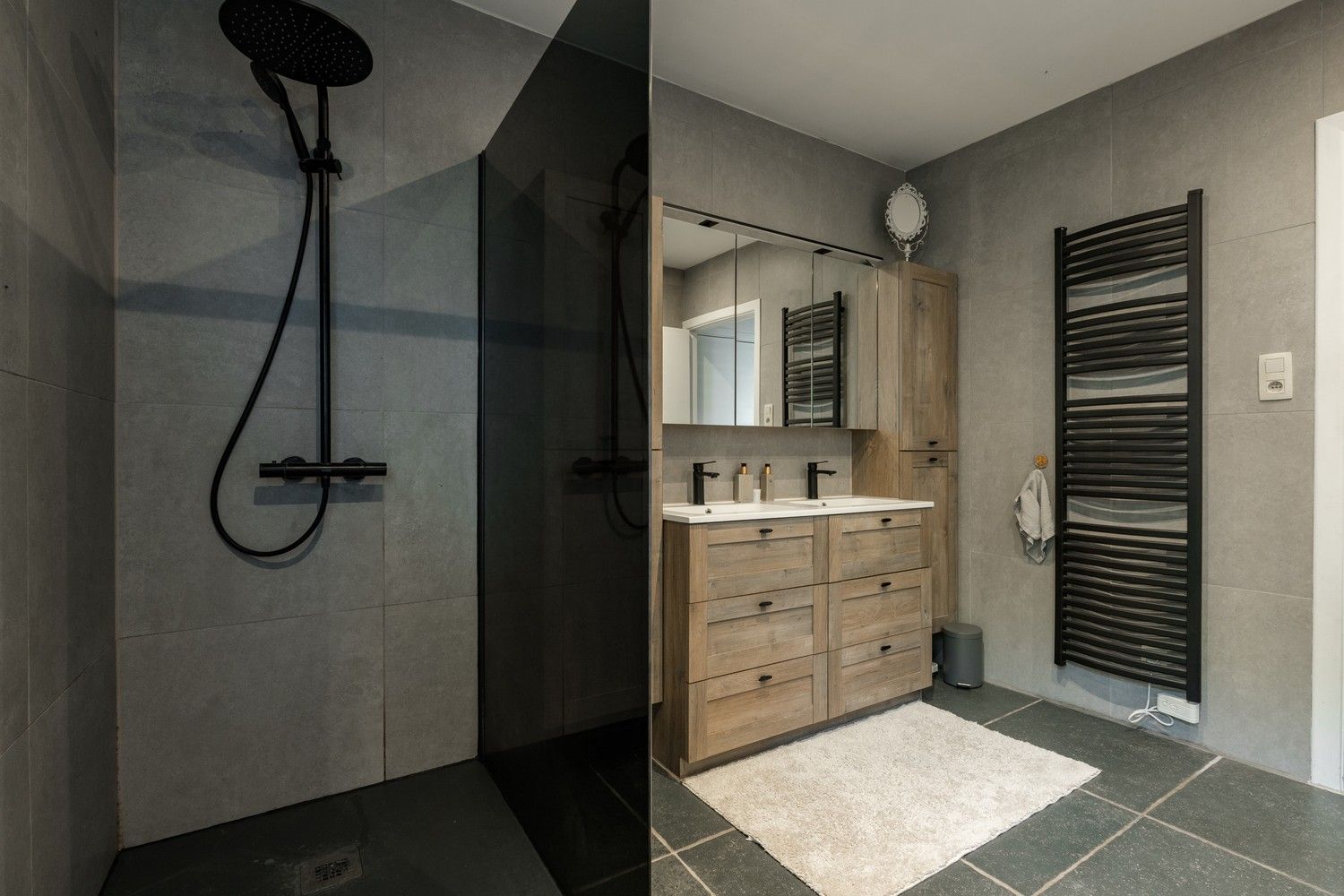 Prachtige gerenoveerde 3 slaapkamer woning nabij de Nederlandse grens! foto 17