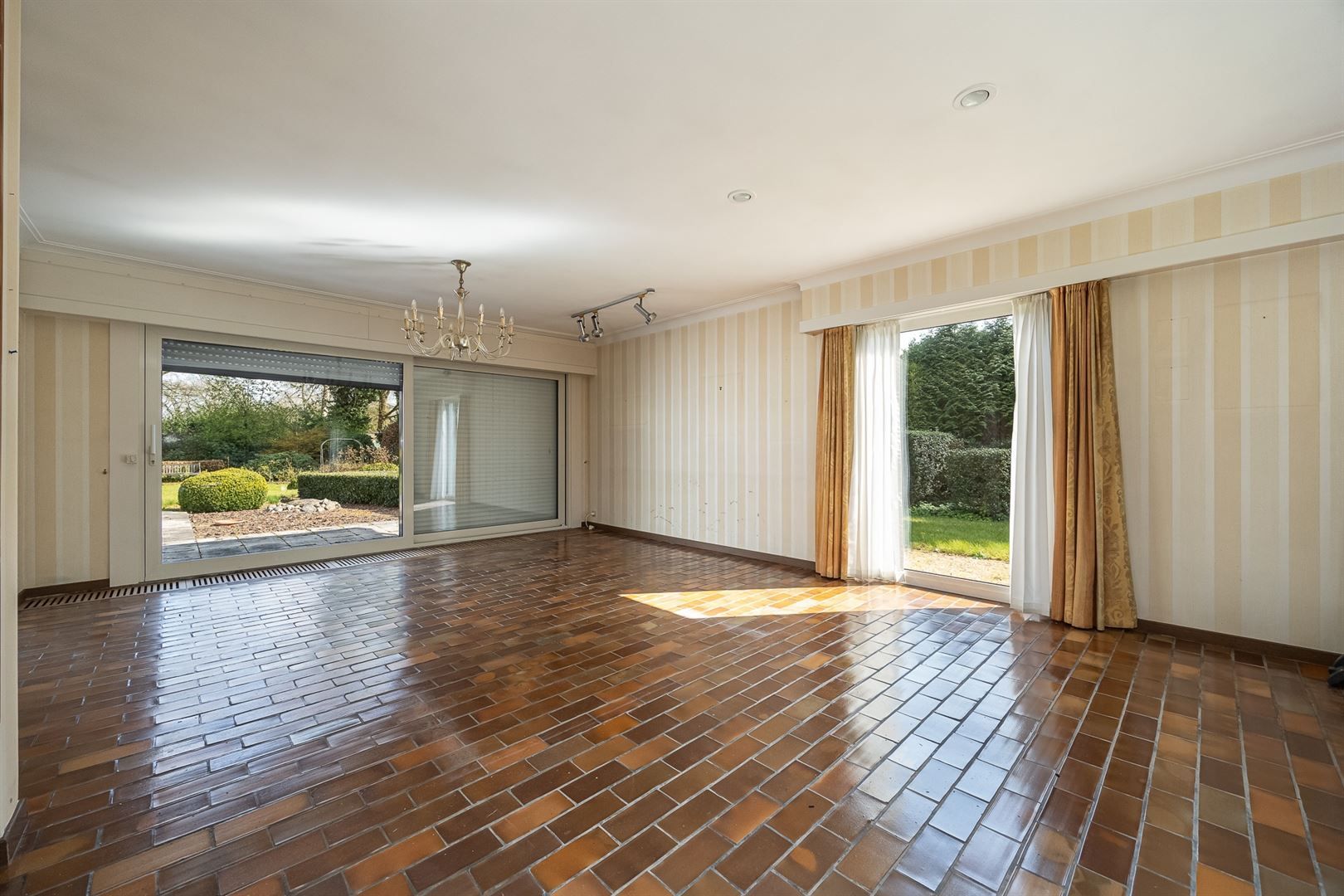 Te renoveren laagbouwvilla met Engelse tuin foto 4
